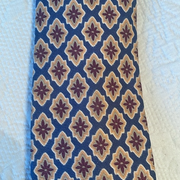 Lands’ End 100% Silk Necktie Blue Gold Red Design NWOT Career Men’s Tie - Picture 4 of 6